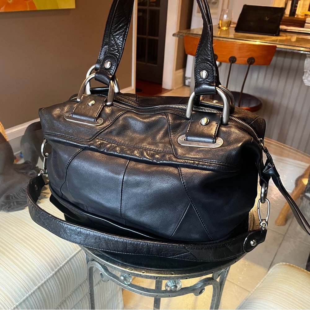 B Makowsky black leather purse